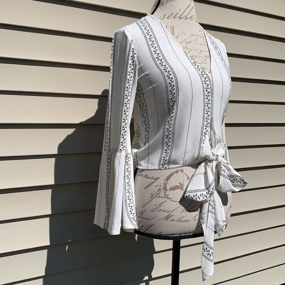 Amercan EAGLE OUTFITTERS Tie Front Top - Picture 3 of 14